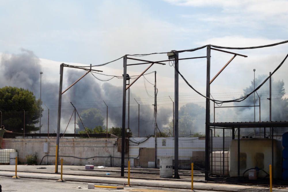 Un incendio en Aldaia es visible a varios kilómetros