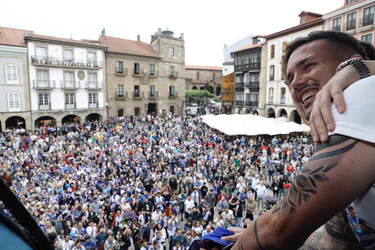 EN IMÁGENES: Así fue el recibimiento de los jugadores del Real Avilés ...
