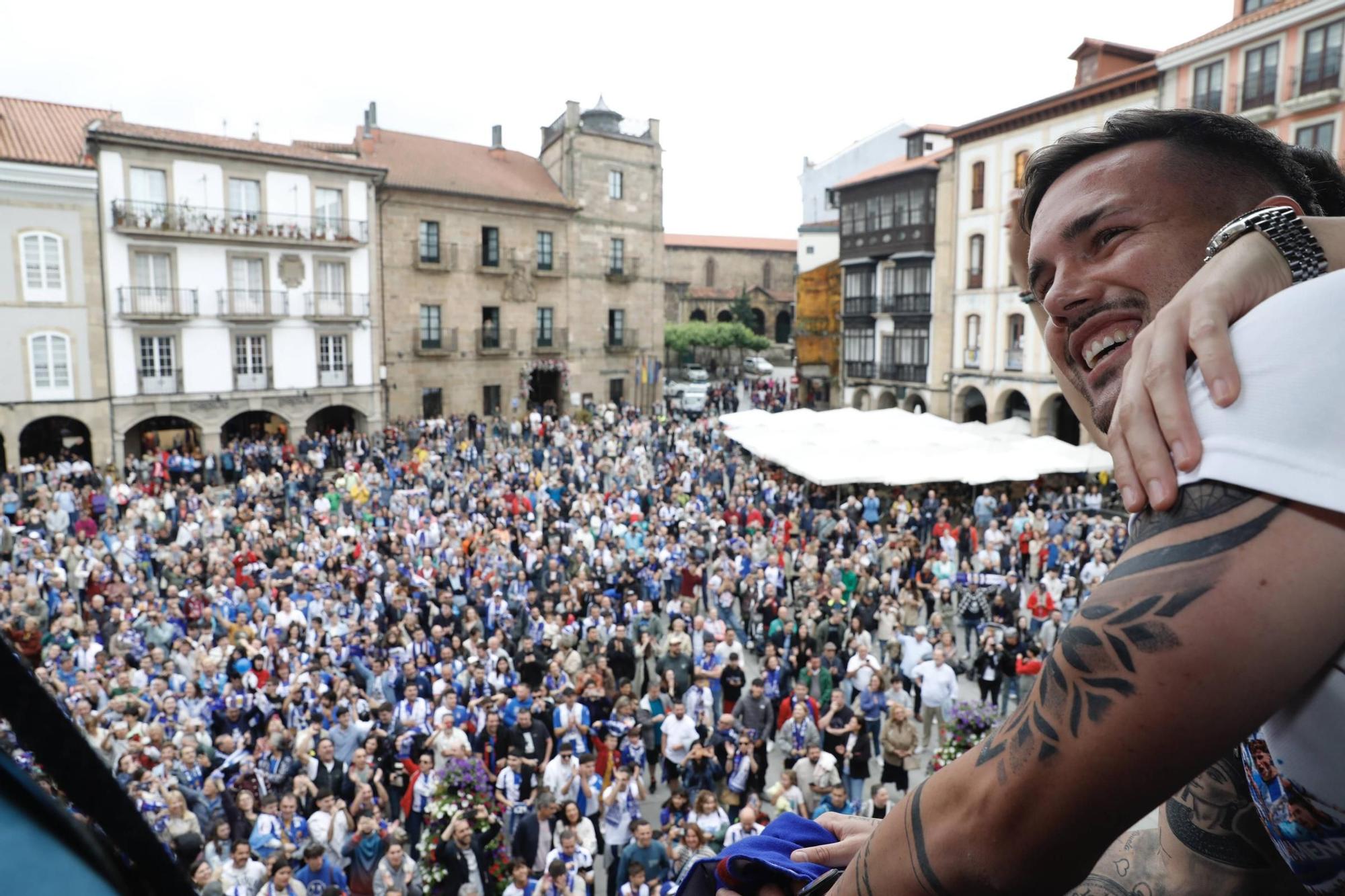EN IMÁGENES: Así fue el recibimiento de los jugadores del Real Avilés en el Ayuntamiento