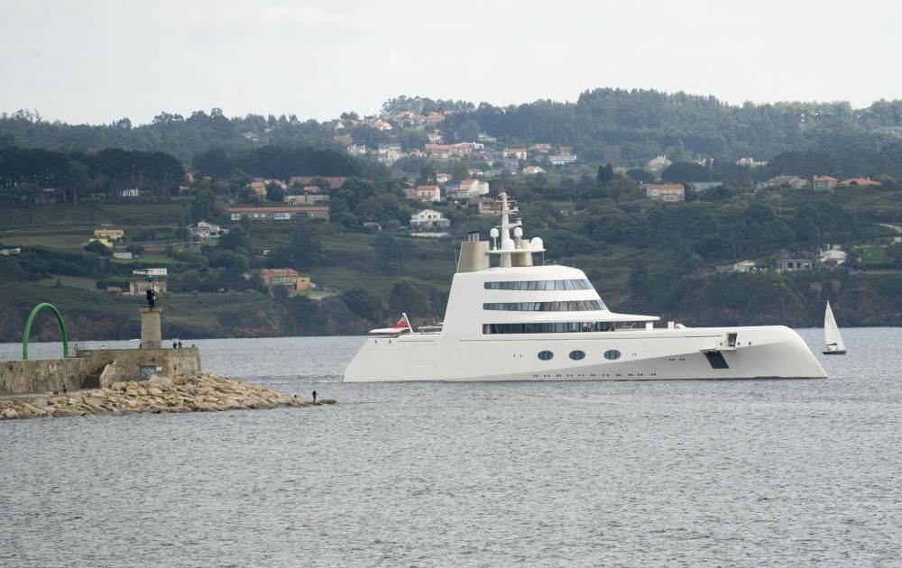 El megayate ''A'', en su entrada en A Coruña