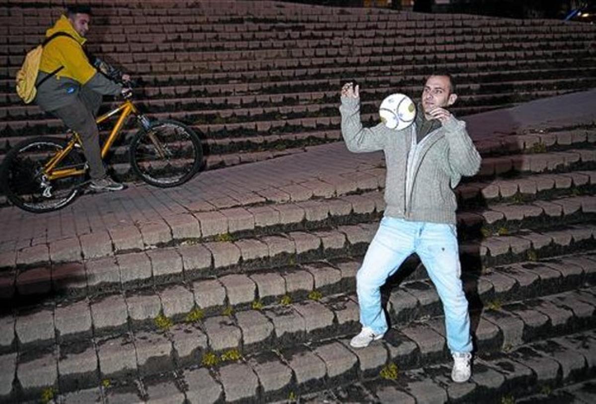 Dani Salgado atura una pilota en unes escales del parc de la Torre Balldovina, pròxim al pavelló de Santa Coloma.