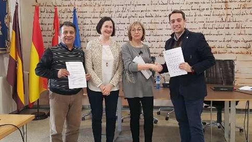 La AECC y representantes municipales en la firma.