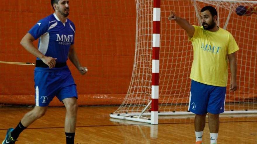 Fernando se ejercita bajo la dirección de Leo Álvarez durante la pretemporada del año pasado.