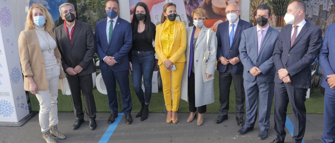 Teresa Mayans (izq.), Román Rodríguez, Raúl Afonso, Belén Rivero, María del Carmen Rosario, Elena Máñez, Antonio Morales, Juan Jesús Facundo y Teodoro Sosa, en la tarde del viernes..