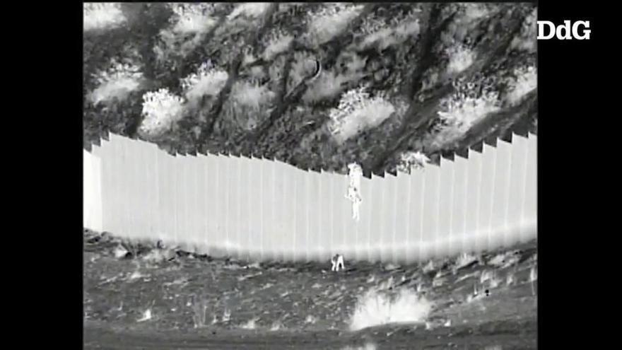 Llancen dues nenes de tres i cinc anys des del mur que separa Estats Units i Mèxic