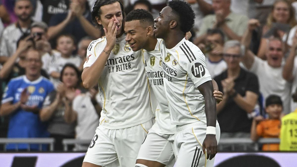 Mbappé, Álvaro Carreras y Vinicius en la celebración del segundo gol ante el Espanyol.