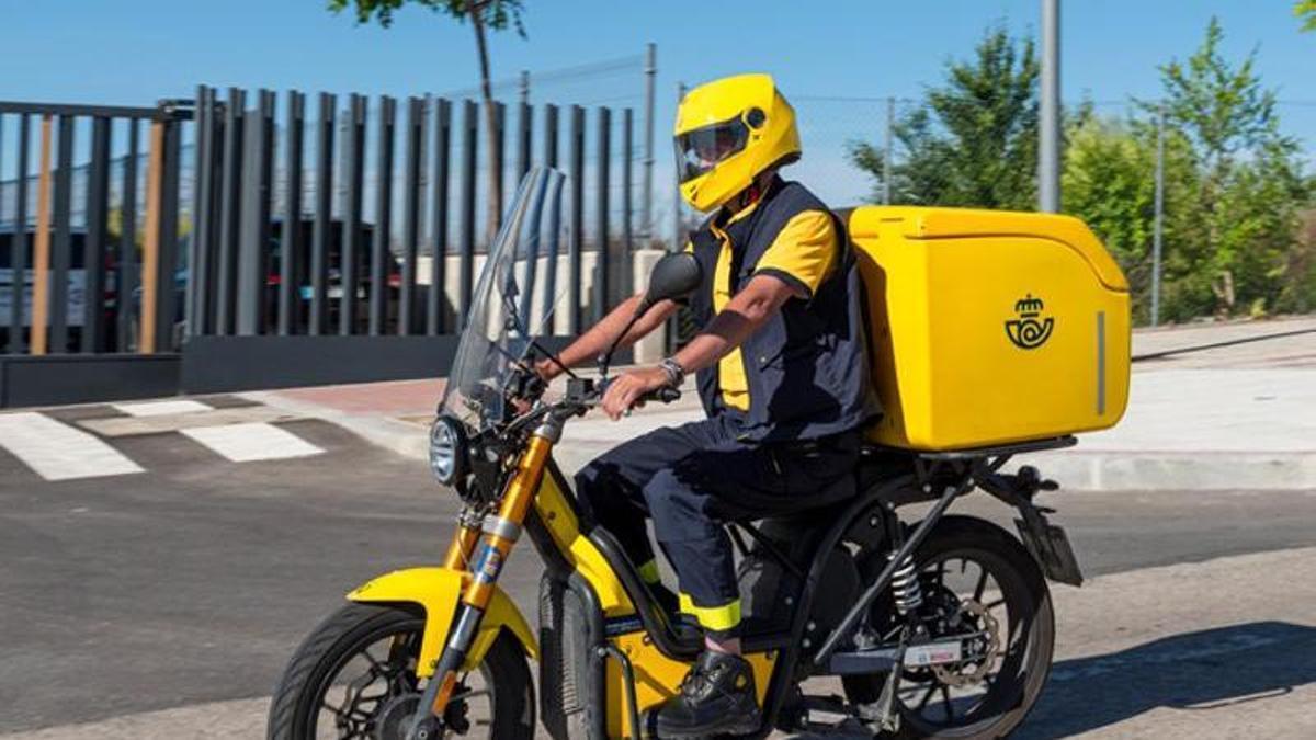 Trabajador de Correos con una moto de reparto.