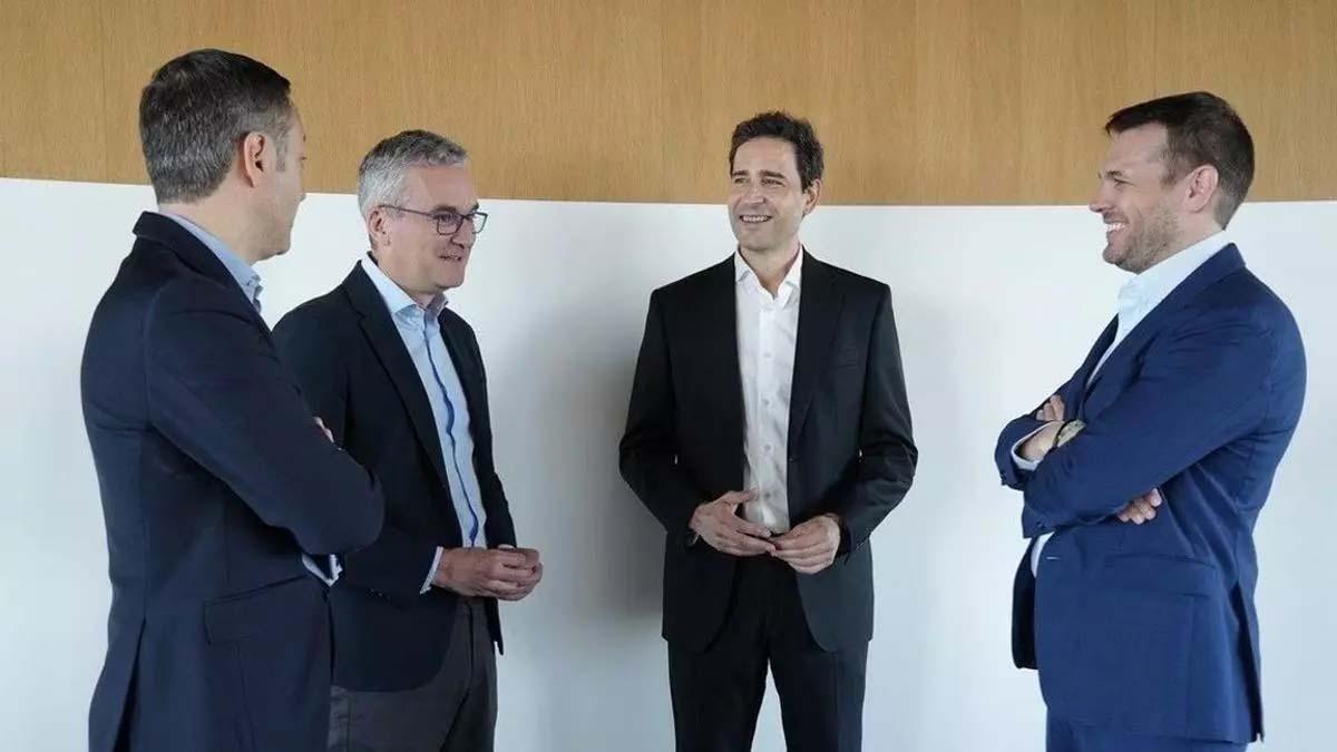 Representantes de BBVA y Repsol durante el acuerdo para impulsar la descarbonización del transporte empresarial