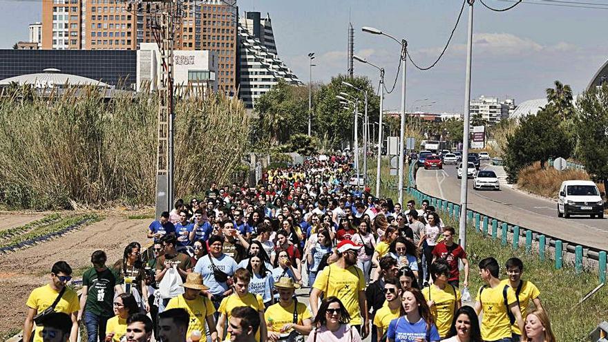 Una riada de jóvenes acude a «Las Paellas» en La Punta. | G. CABALLERO