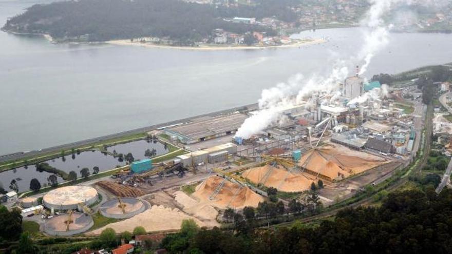 Vista aérea de las instalaciones de la fábrica de Ence en las marismas de Lourizán. // Rafa Vázquez