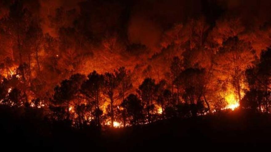 El incendio del Empordà obliga a desalojos y confinamientos