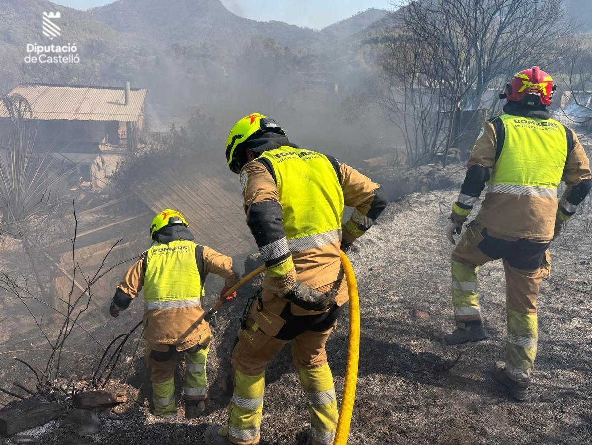 Los bomberos trabajan en los rebrotes del fuego en Artana y en Alcudia de Veo