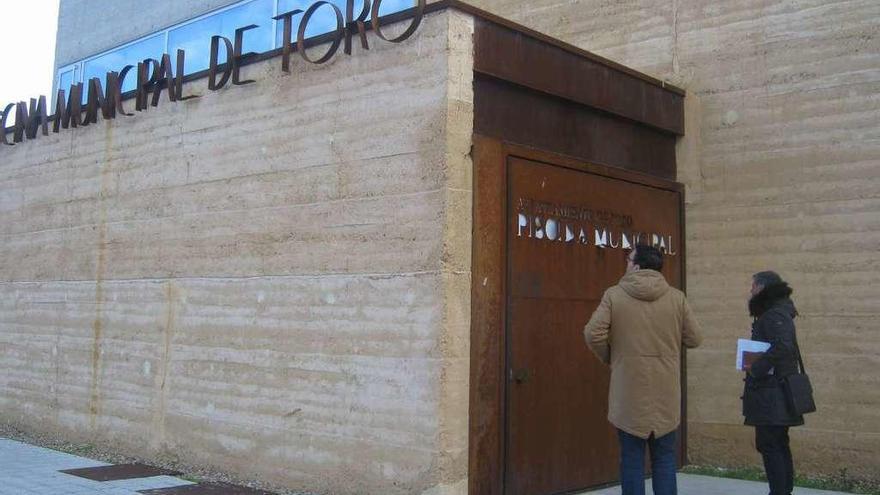 El alcalde (izquierda) y el ingeniero municipal revisan los daños ocasionados en la piscina climatizada.