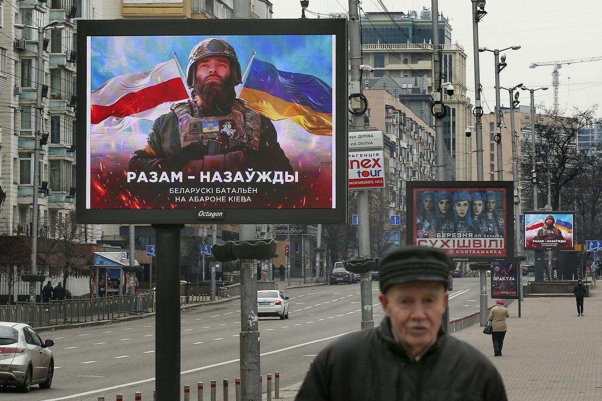 Imagen de archivo de un cartel situado en el centro de Kiev sobre el batallón bielorruso que se ha integrado en las Fuerzas Armadas de Ucrania, con la frase: Juntos para siempre - Defendiendo Kiev.EFE/EPA/NUNO VEIGA