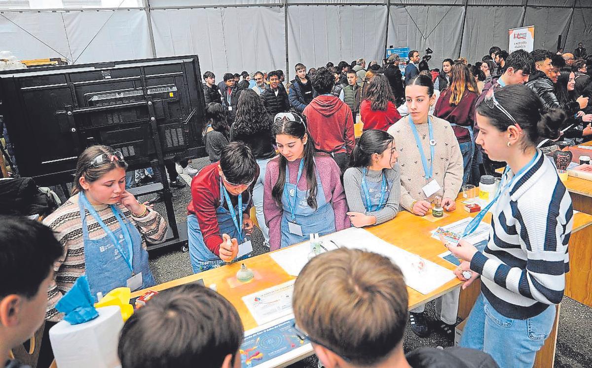 Estudiantes del Aller Ulloa encienden una llama para descubrir qué elemento químico hay en el frasco.