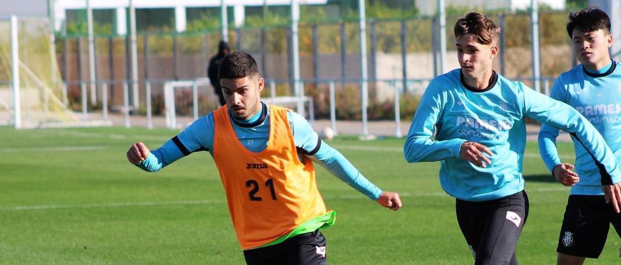 Sergio Lozano, futbolista indispensable en el centro del campo del Villarreal B.