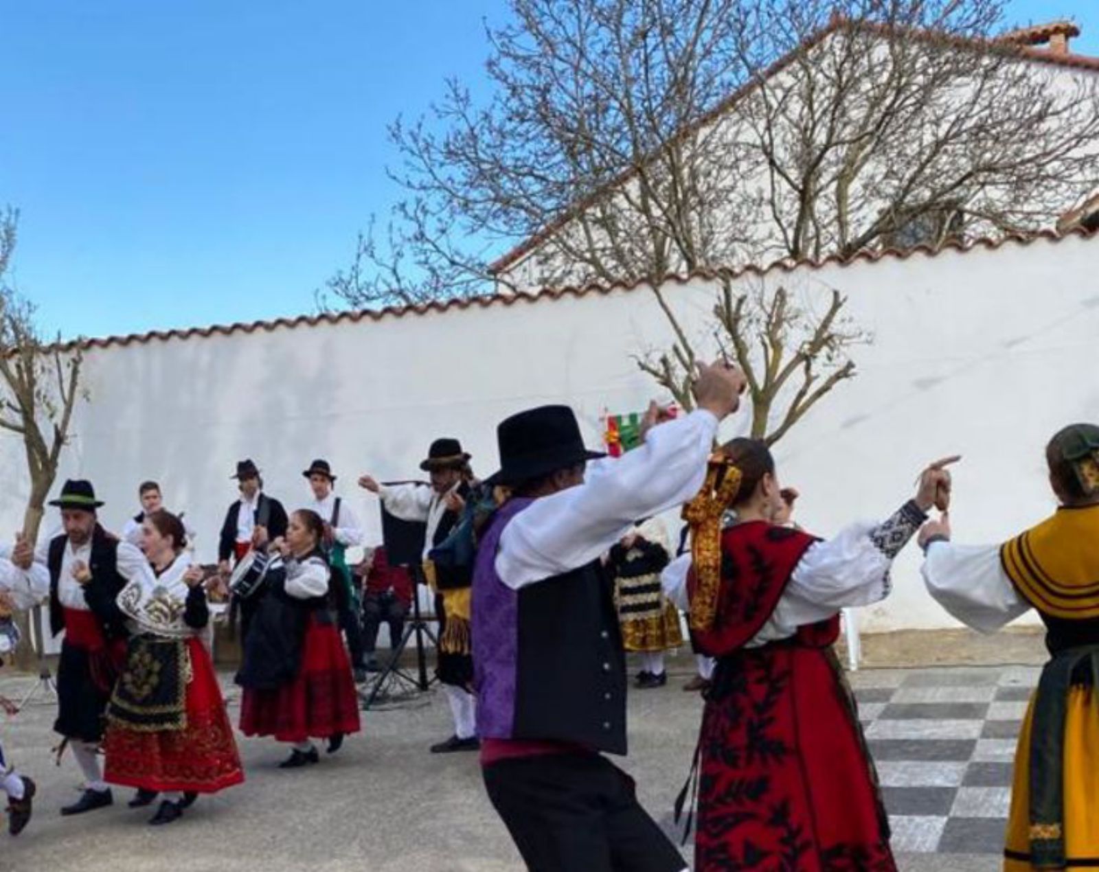 Bailes regionales en Pozoantiguo.