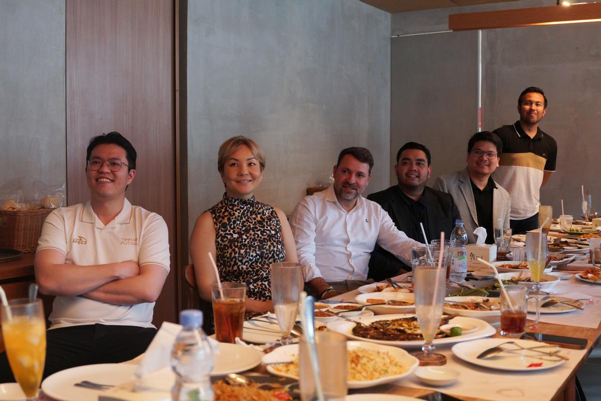 José Tirado asiste a una comida de presentación con los representantes de los clubes en Indonesia.