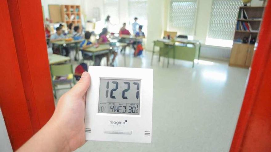 El termómetro, marcando los 30 grados el pasado mes de octubre en el colegio A Escardia. // Iñaki Abella
