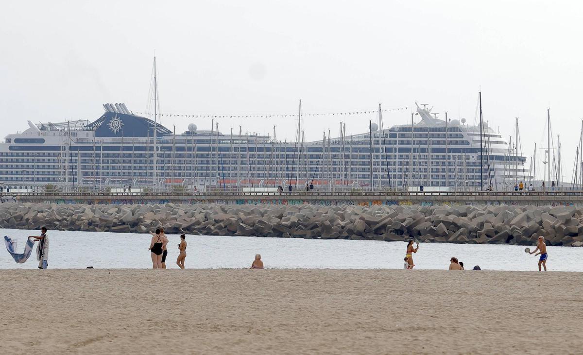 Gran ambiente en las playas de València, pese a las nubes