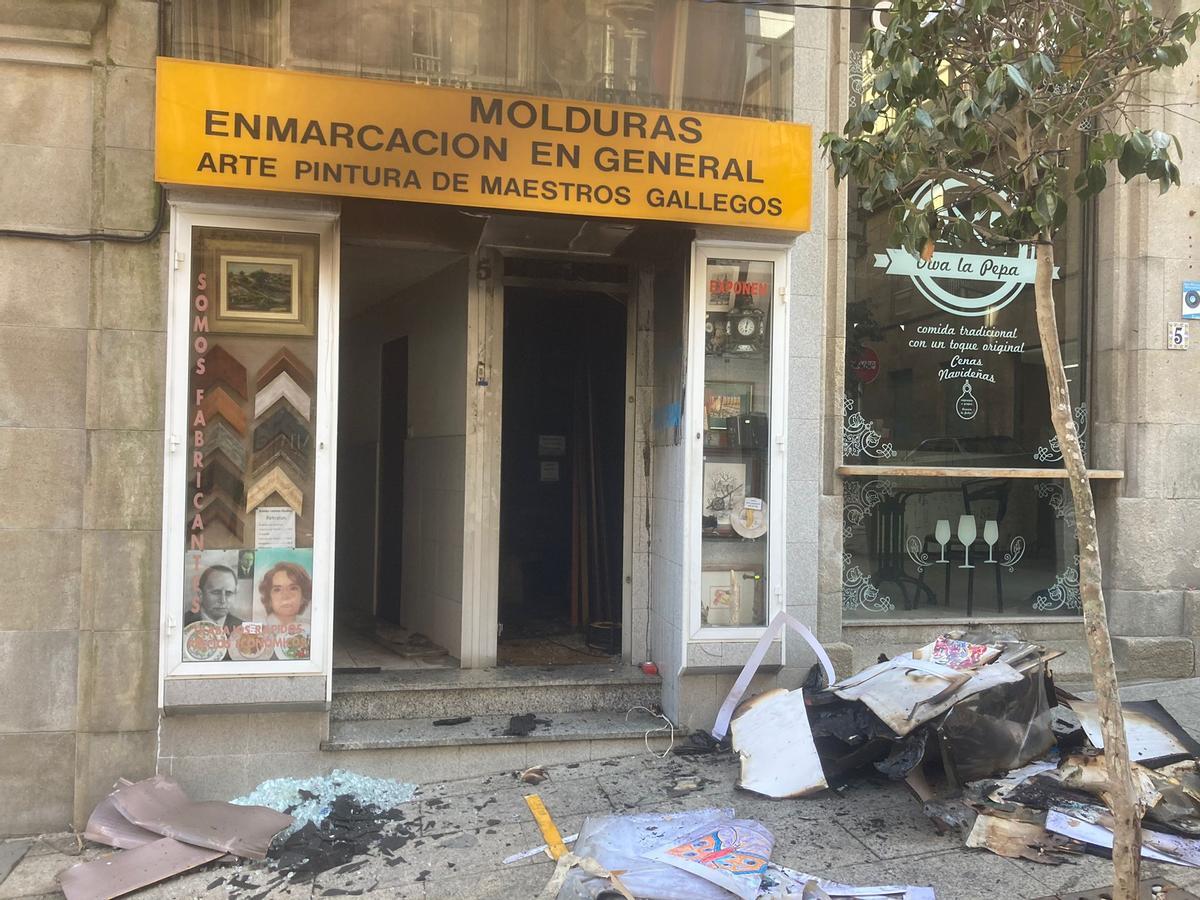 Enseres quemados en la puerta del local