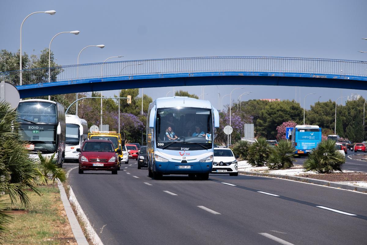 Con el carril Bus-Valo deshabilitado desde hace siete meses los autobuses circulan por el carril central