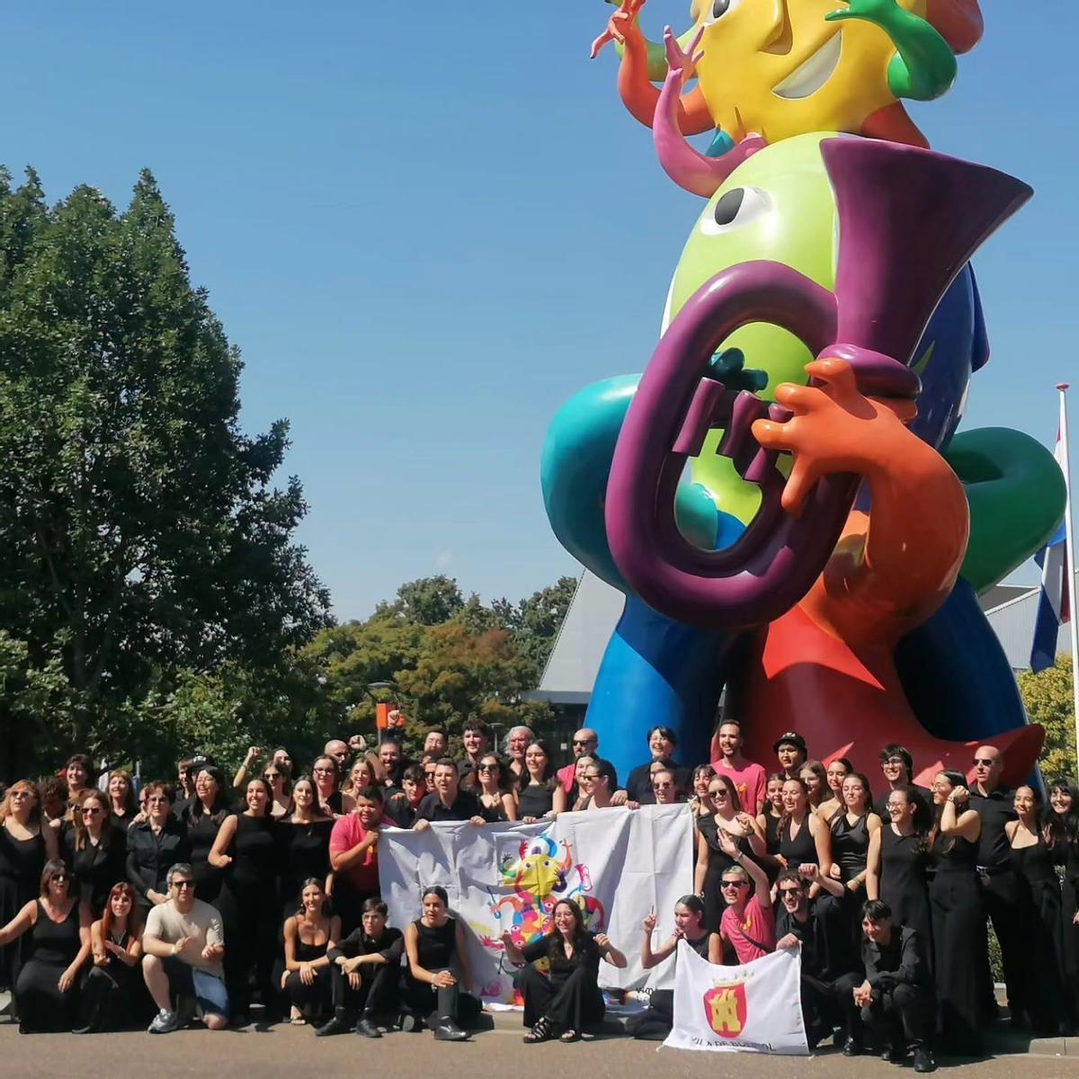 Foto de familia de la delegación borriolense delante de la escutura de Ripollés.