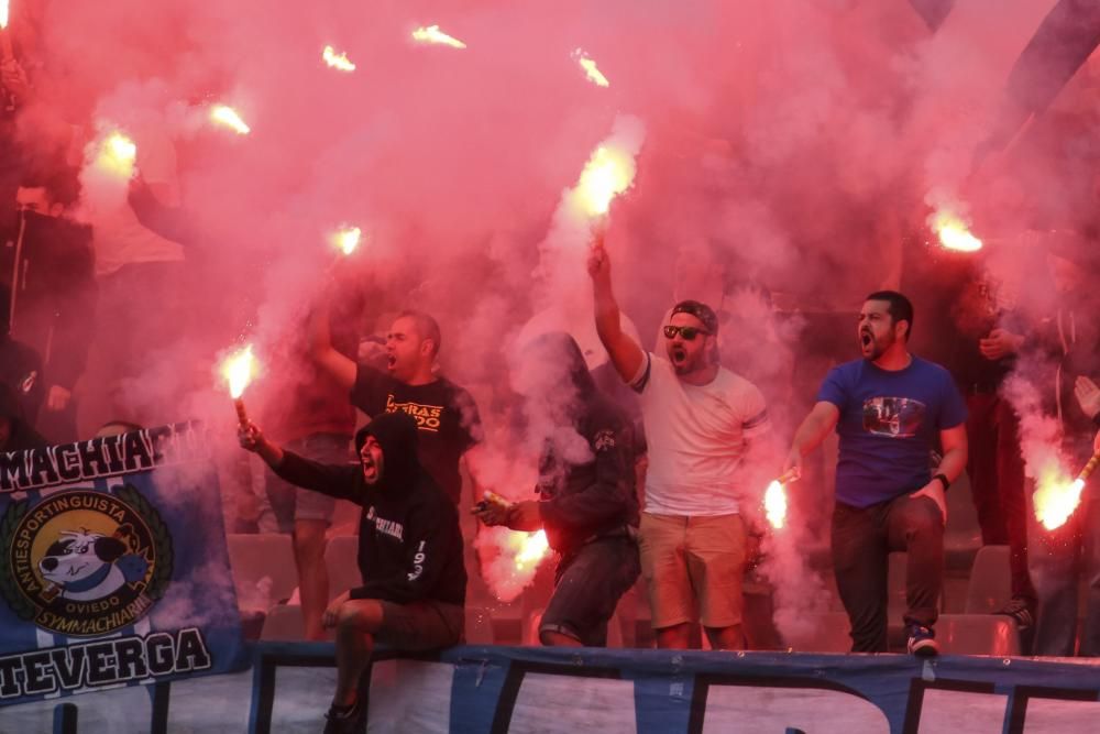 2.500 aficionados del Oviedo apoyan al equipo antes del derbi