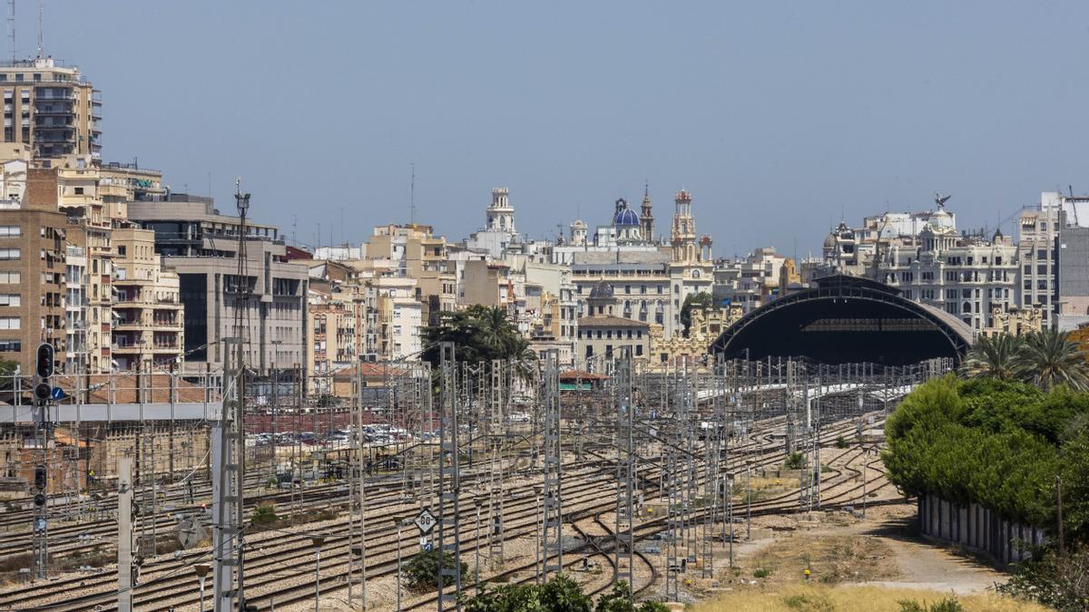 Valencia. Avenida Peris y Valero, “Scalextric”, pasarela peatonal, obras del canal de acceso ferroviario