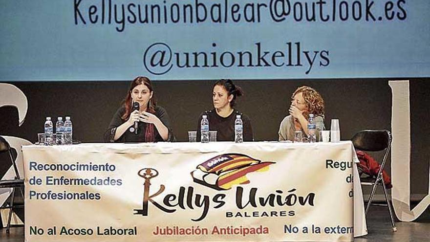 Aina Díaz, Manuela Vargas y Paula Liñán, ayer en la clausura del II Congreso Nacional de Kellys Unión.