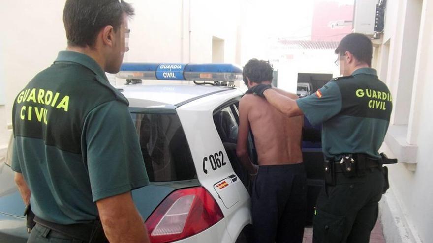 El arrestado entrando en el coche de la Guardia Civil