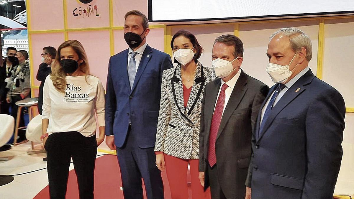 La presidenta de la Diputación de Pontevedra, Carmela Silva; el secretario de Estado de Turismo, Fernando Valdés; la ministra Reyes Maroto, el alcalde Abel Caballero y el presidente de la Diputación de Lugo, José Tomé, ayer, durante su presentación en Fitur.  FdV