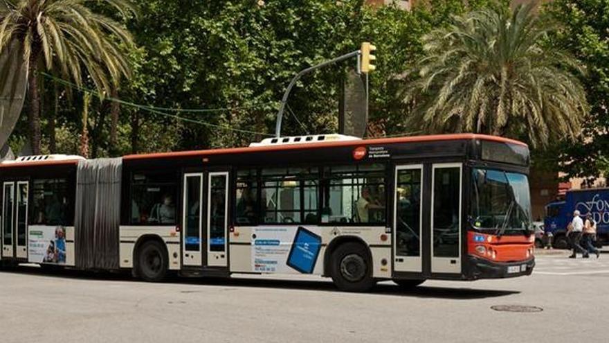 Un autobús atropella a un anciano en Barcelona y sigue su ruta sin parar