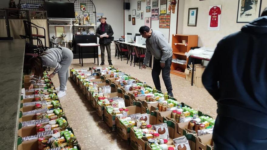 Reparto de comida a personas necesitadas en la Asociación Civitas del barrio zaragozano de Las Fuentes. | CIVITAS
