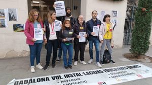 Representantes de los sindicatos educativos protestan ante el Ayuntamiento de Badalona por el mal estado de mantenimiento de los centros de la ciudad