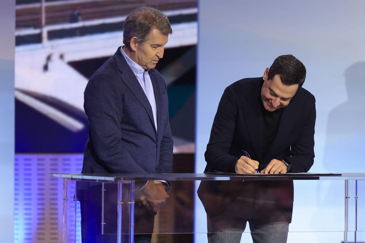 El presidente de PP, Alberto Núñez Feijóo, junto al presidente de Andalucía, Juanma Moreno.
