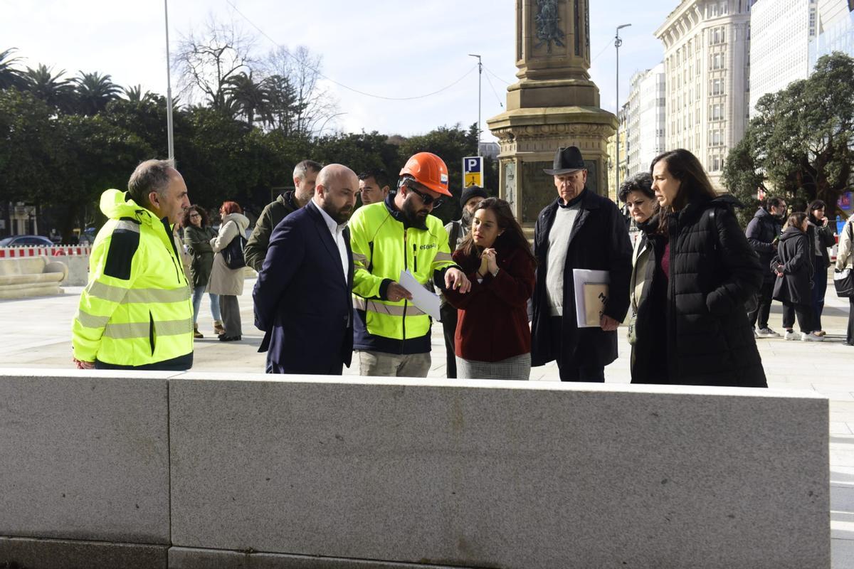 La alcaldesa, Inés Rey, supervisalas obras de los Cantones