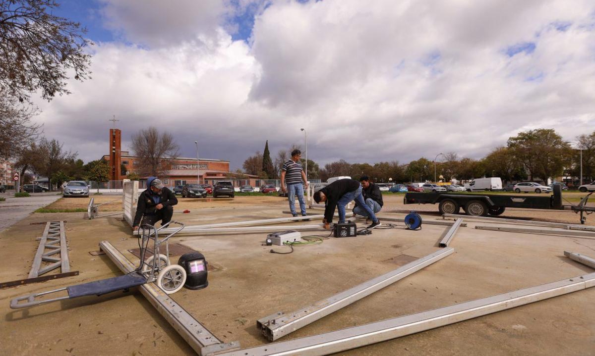 Montaje de un puesto de caracoles, la semana pasada en Córdoba.