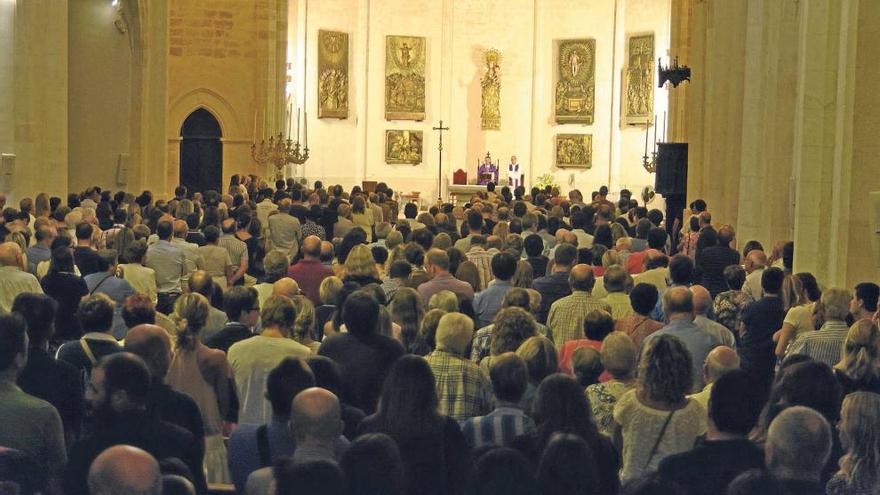 Funeral por el agente fallecido, ayer, en una abarrotada iglesia parroquial de Sineu.