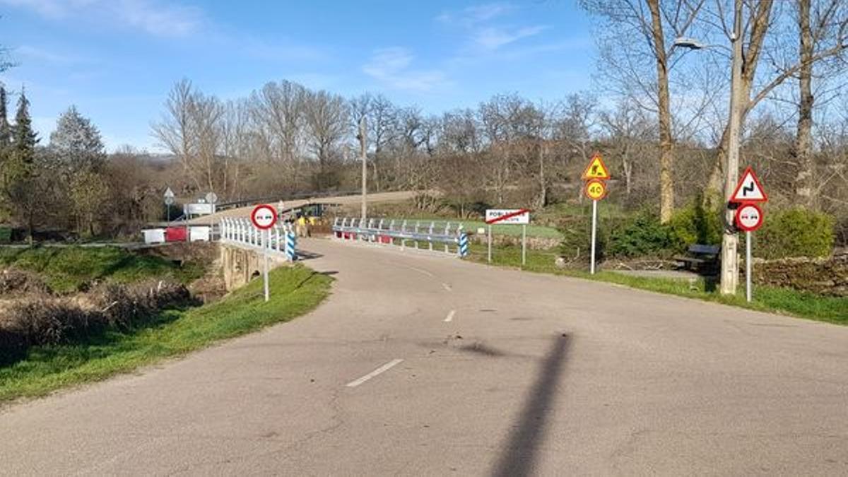 Biondas y elementos seguridad carrretera provincial acceso Pobladura de Aliste Abril 2023