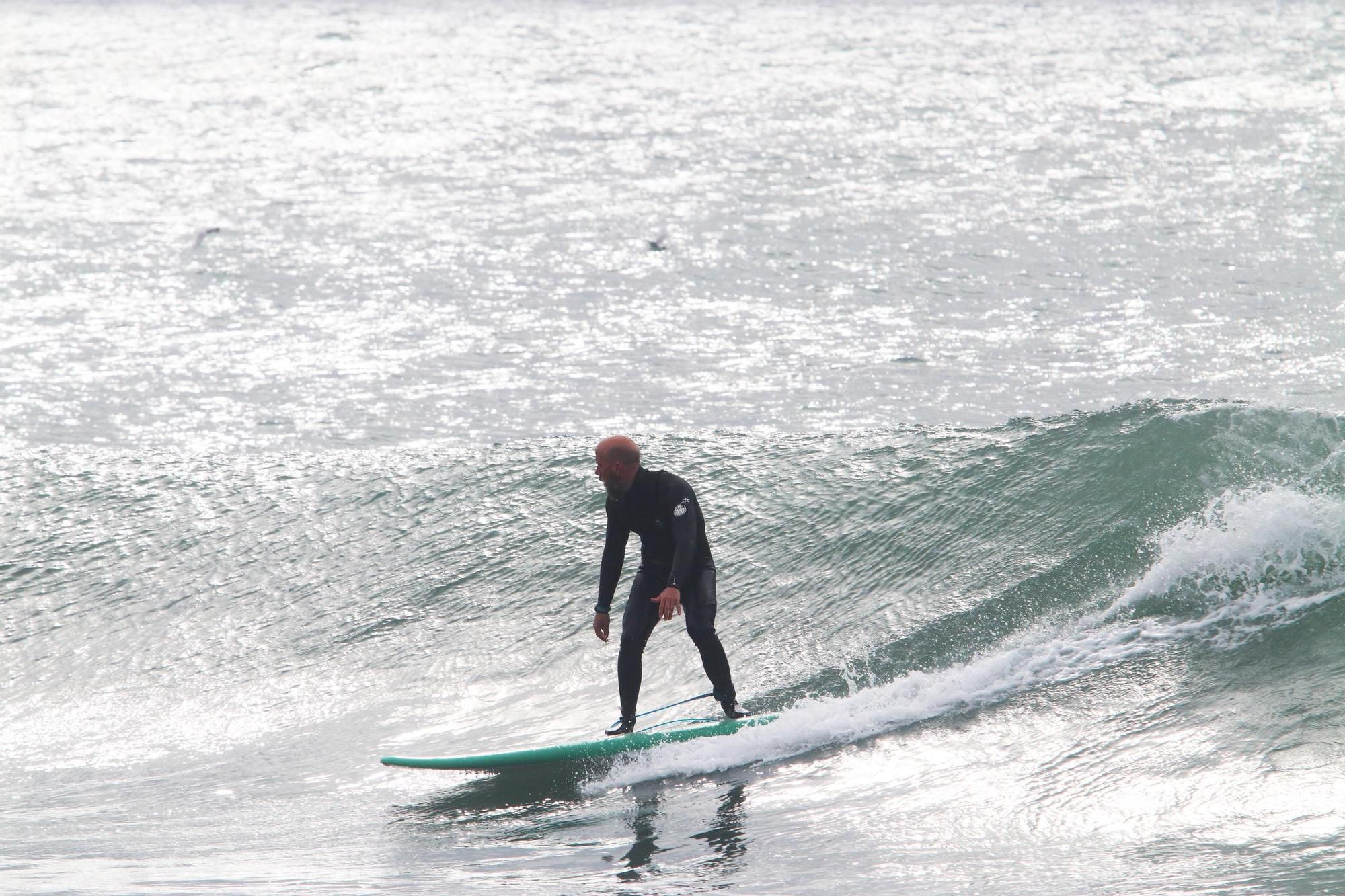 Temporal en la playa El Dedo con surfistas