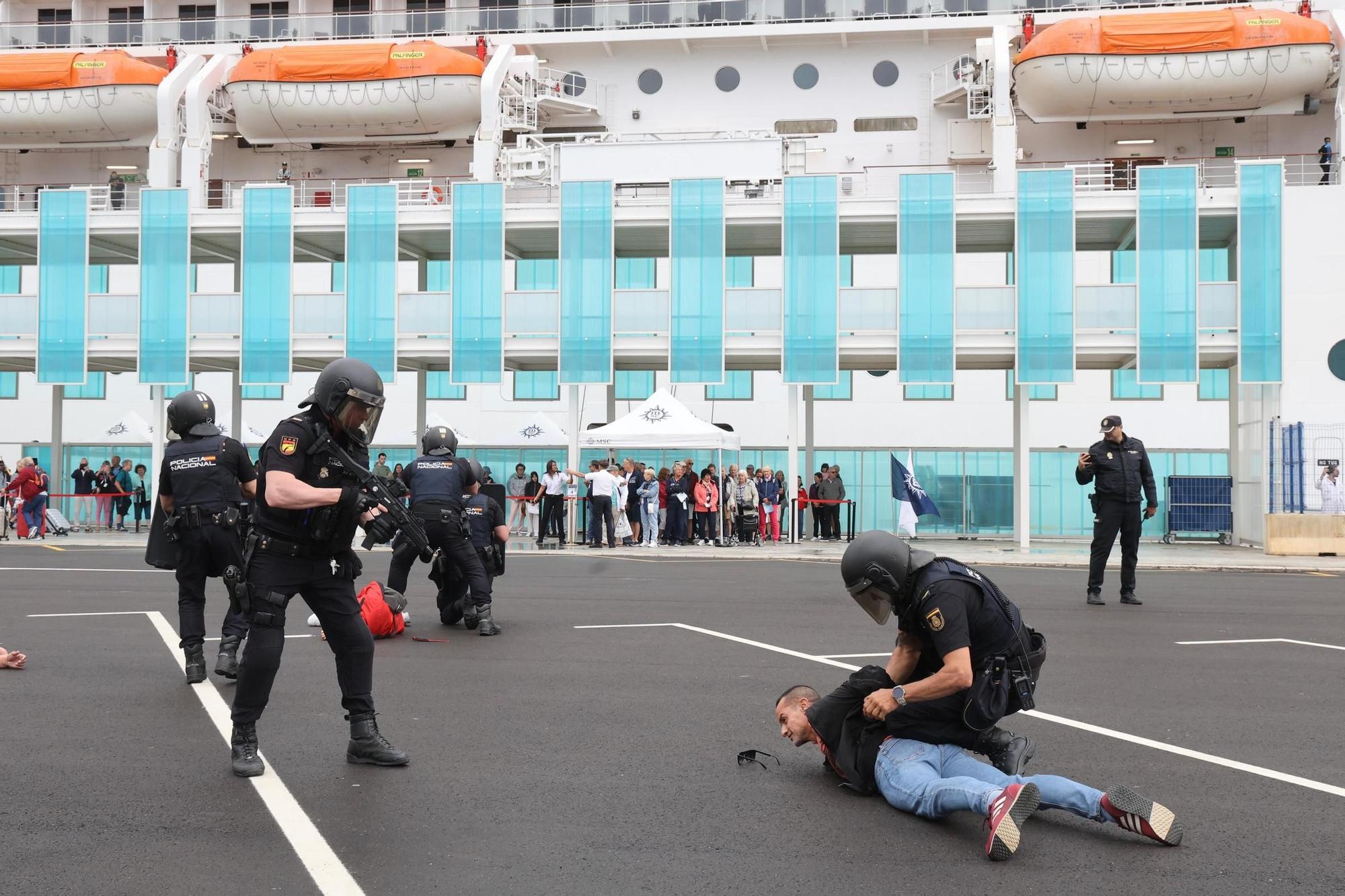 Simulacro de atentado terrorista realizado por la Policía armada en el puerto de Alicante