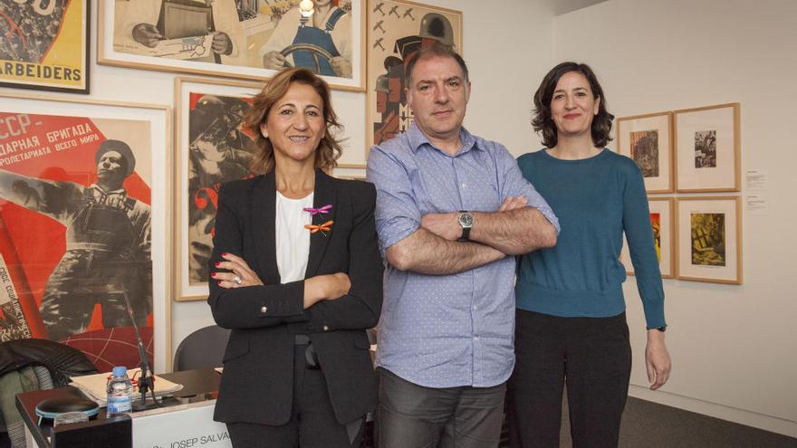 La directora de CaixaForum Palma, Margarita Pérez-Villegas, el comisario, Josep Salvador, y la directora de exposiciones de la Fundació La Caixa, Isabel Salgado esta mañana en Palma