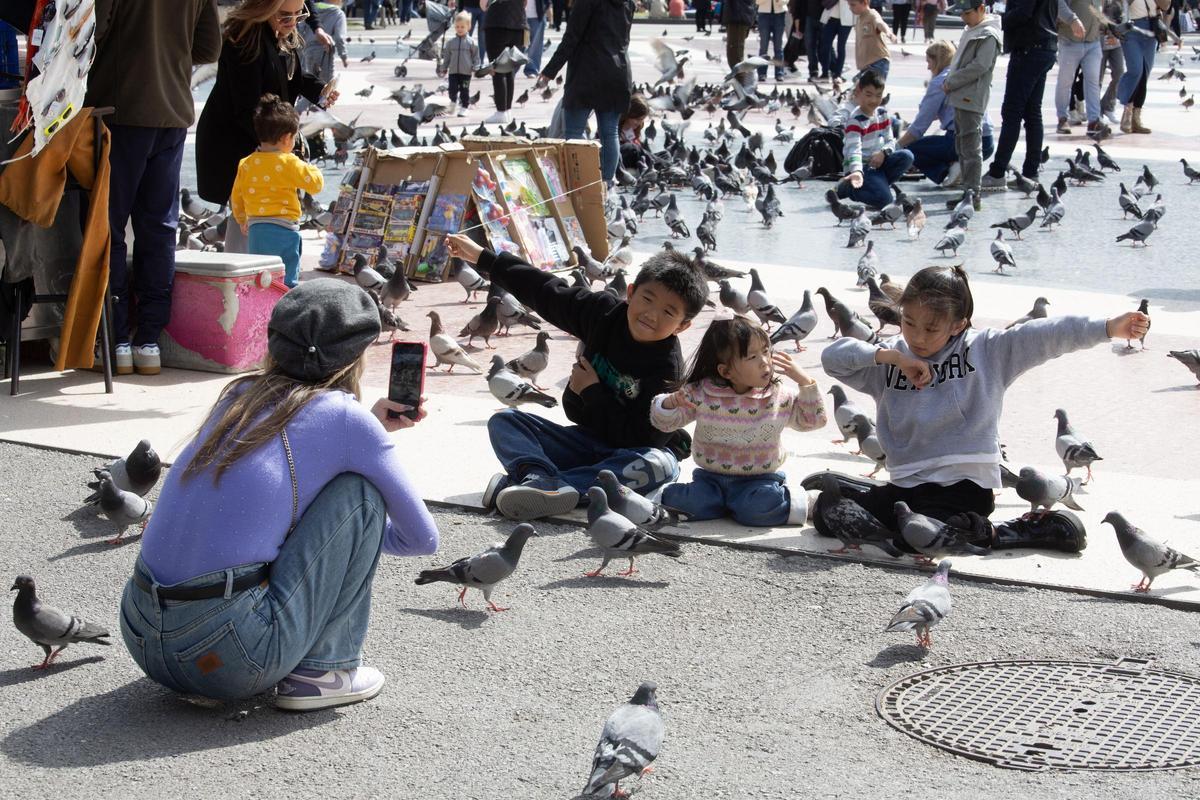 Los turistas llenan Barcelona pese al mal tiempo