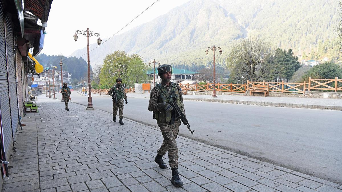 Miliatres indios patrullan en la localidad de Pahalgam, en Cachemira.