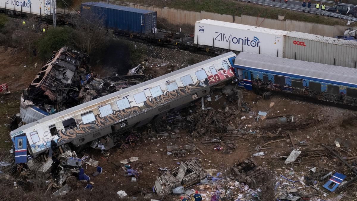 Almenys 32 morts a Grècia al xocar un tren de passatgers i un mercaderies