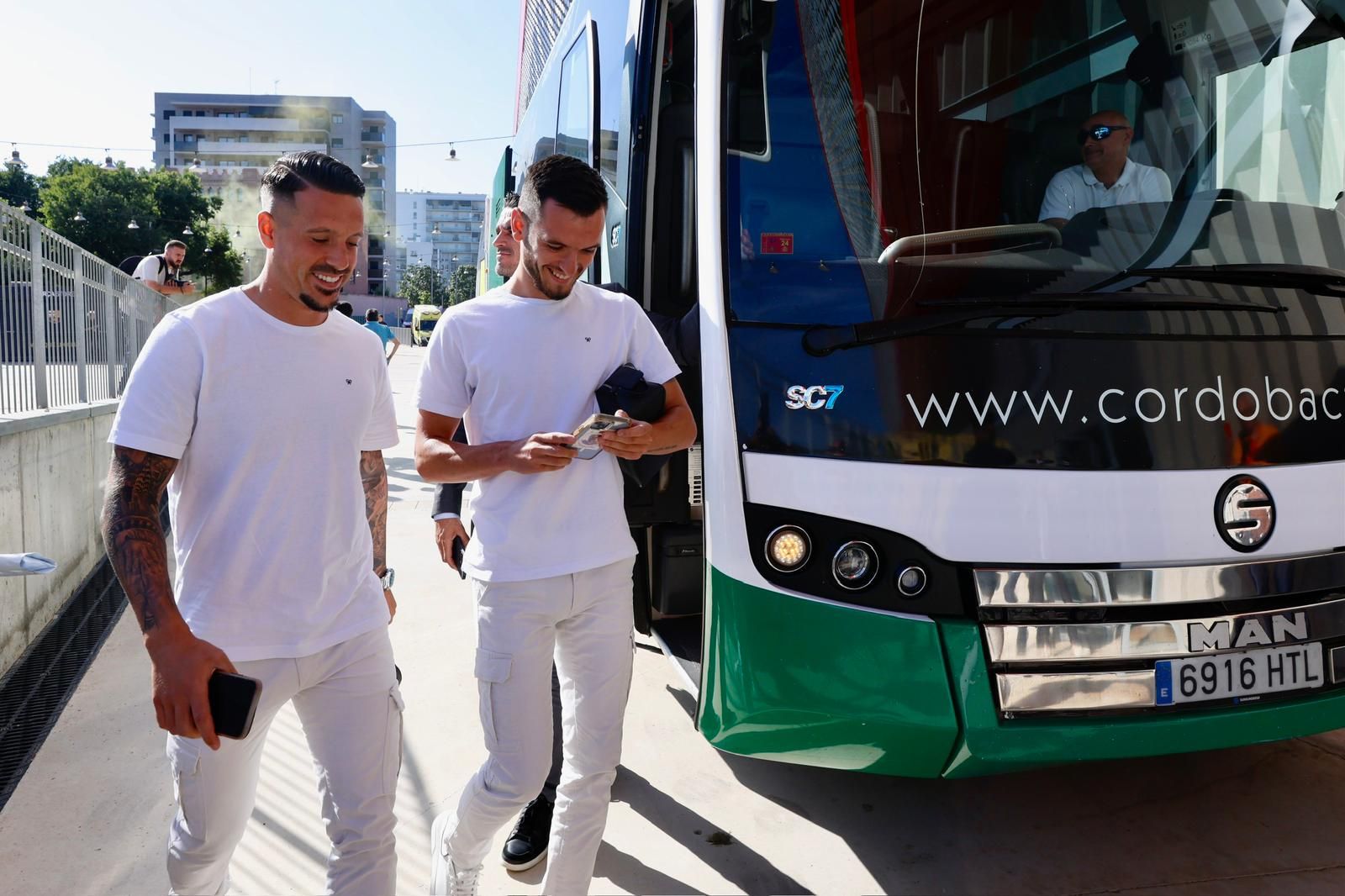 Barcelona Atlétic-Córdoba CF | El recibimiento al equipo de la afición cordobesista, en imágenes