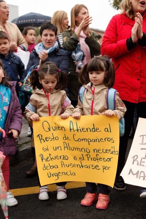 Manifestación frente al Colegio Montevil