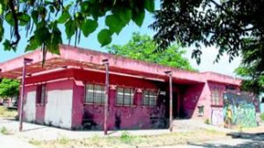 La vieja biblioteca de Cerro de Reyes lleva dos años y medio abandonada