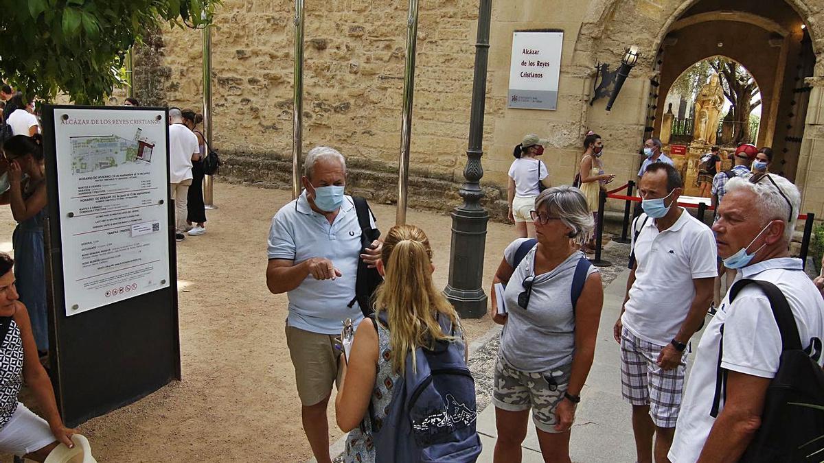 Turistas extranjeros en el acceso al Alcázar de los Reyes Cristianos, en Córdoba. | EUROPA PRESS